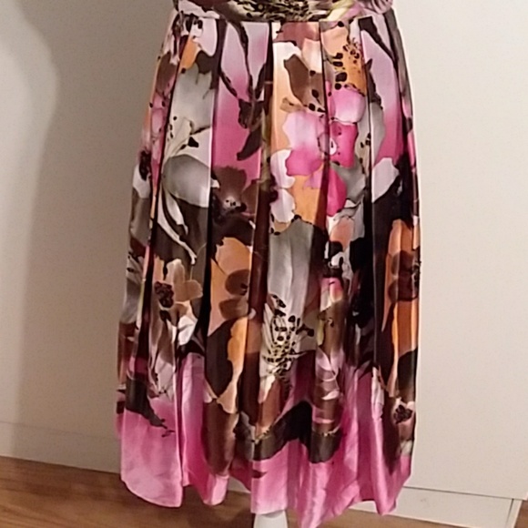 Gorgeous backless dress. 8 Halter top - Picture 4 of 7